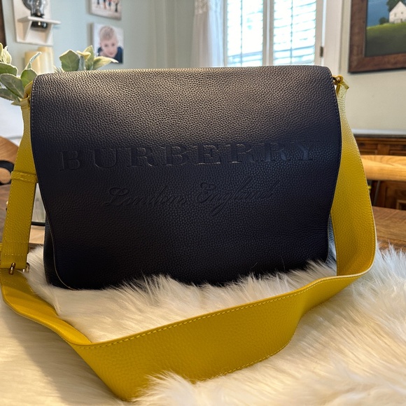 💙💛GORGEOUS Leather Burberry Messenger Bag💛💙 - Picture 10 of 10